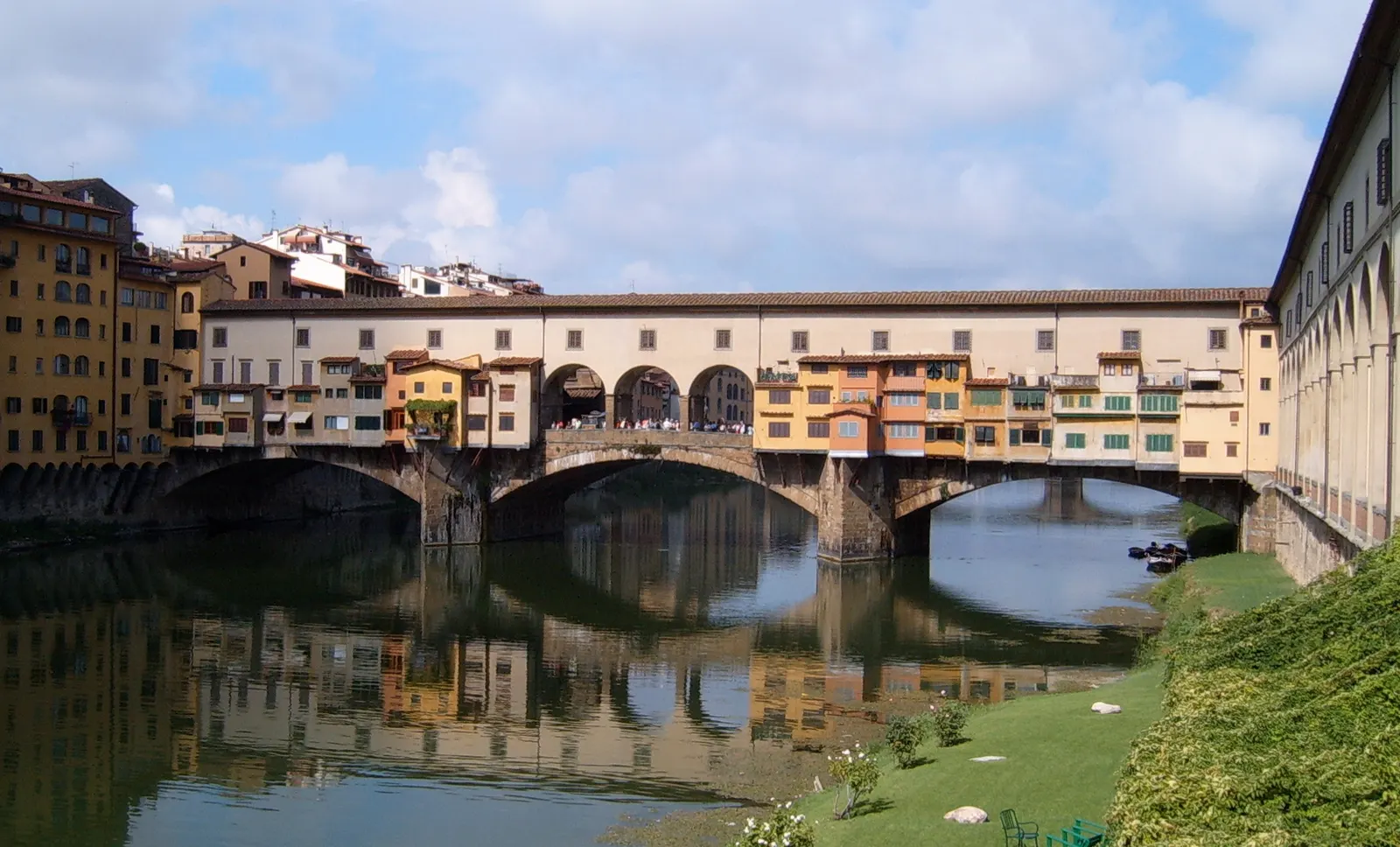Una foto vera del Ponte Vecchio sull'Arno.